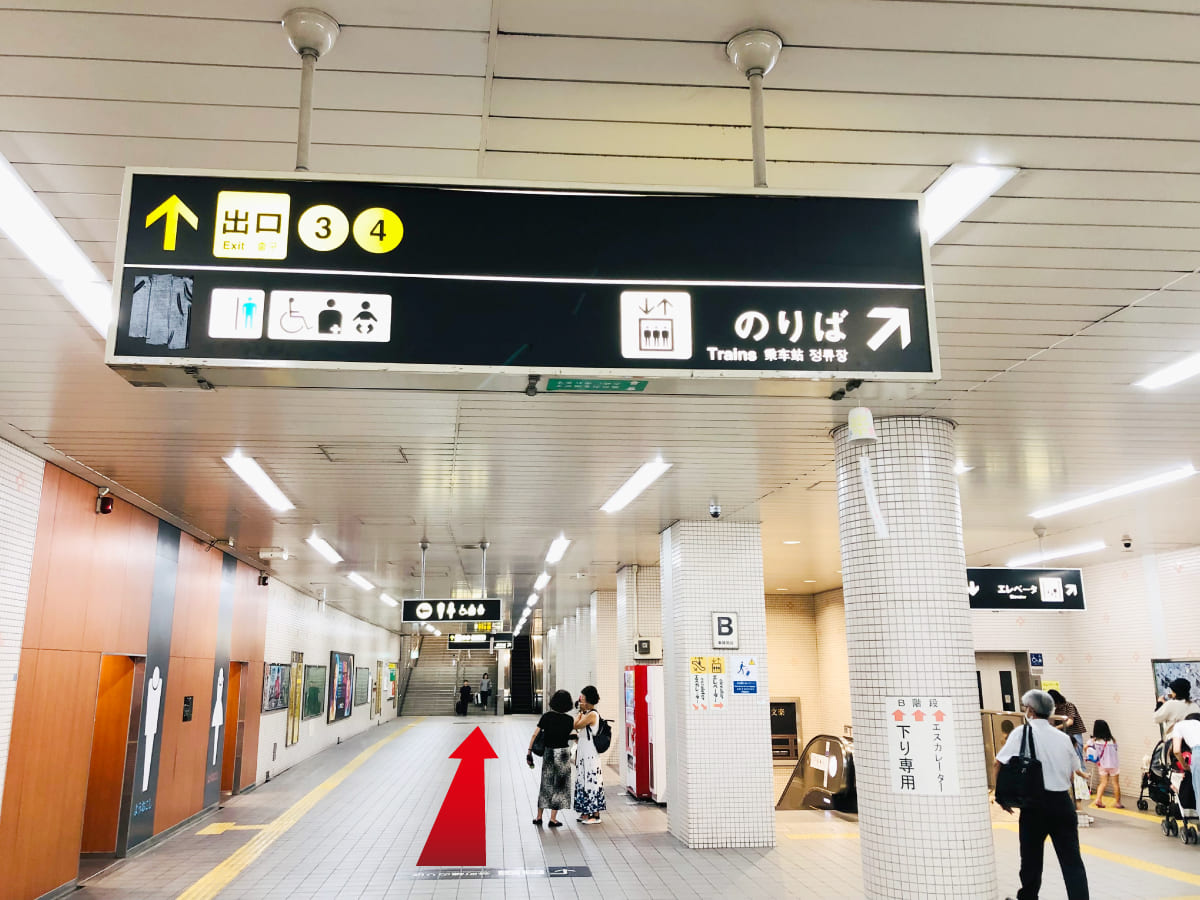 大阪メトロ谷町線を降車後、③出入口へ進みます。エスカレーター（もしくは階段）で改札階へ上がってください。
